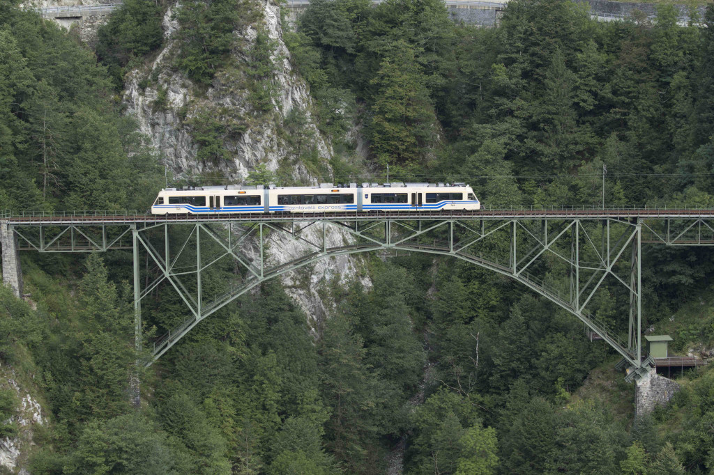 Un convoglio della ferrovia internazionale Domodossola-Locarno sul ponte nei pressi di Camedo, in Svizzera